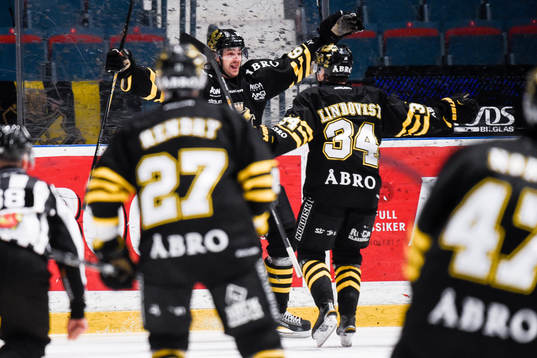 s Joakim Hagelin jublar mot Michael Lindqvist