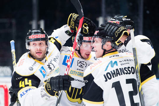 Västerås spelare med Per Helmersson (tv) jublar