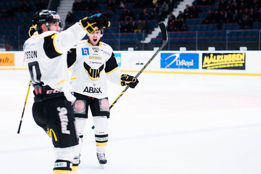 Västerås Eddie Davidsson (tv) gör 1-2 och jublar med