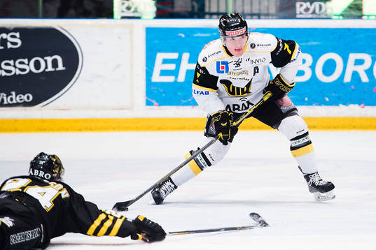 s Johan Andersson försöker täcka skott av Västerås