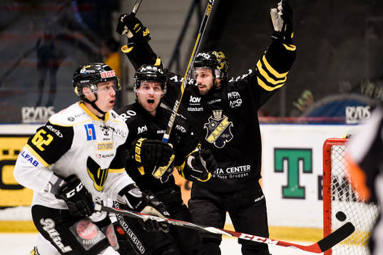 s Daniel Olsson Trkulja (th) gör 2-2 och jublar