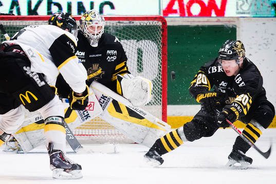 s Christopher Bengtsson i kamp om pucken framför målvakt