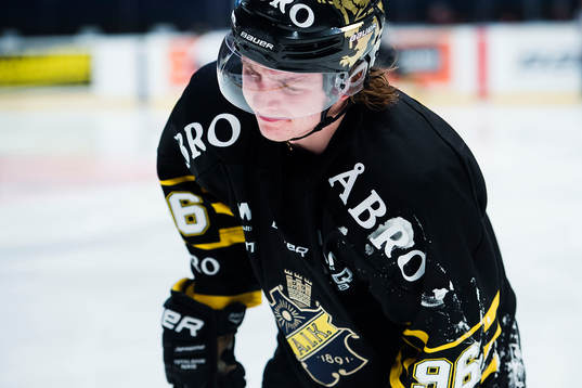 s Robin Kovacs grinar illa