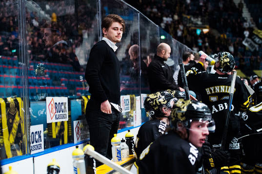 s David Lillieström Karlsson står i båset