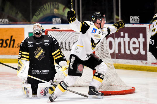 Västerås Fredrik Johansson gör 2-3 och jublar framför