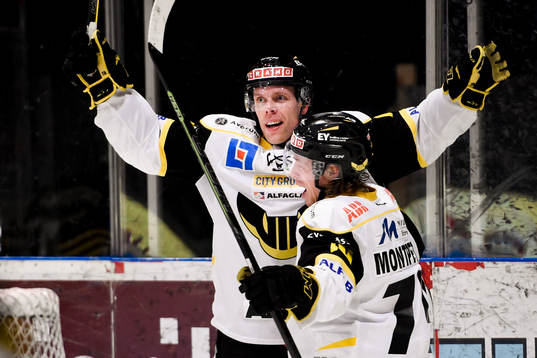 Västerås Fredrik Johansson (tv) gör 2-3 och jublar ihop