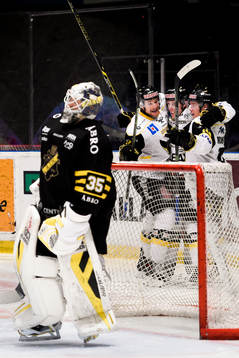 Västerås spelare jublar
