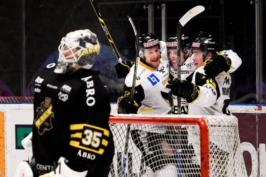 Västerås spelare jublar