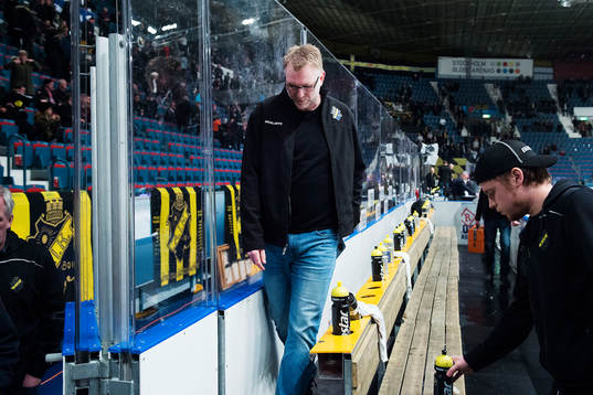 s tränare Peter Nordström deppar när han lämnar båset