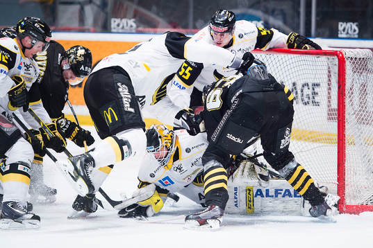 Västerås målvakt Jonatan Bjurö har kontroll över pucken