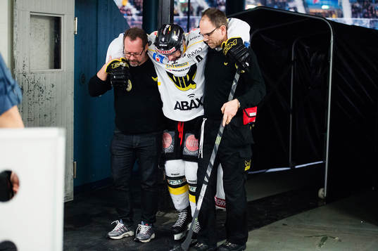 Västerås Erik Andersson går av isen skadad