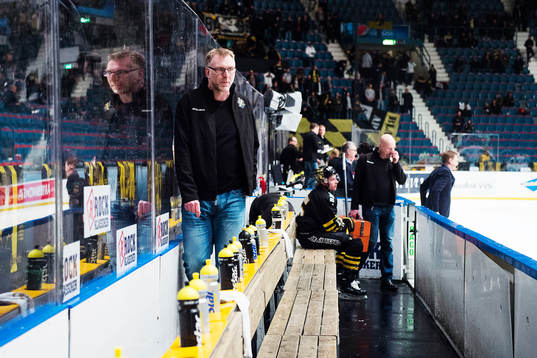 s tränare Peter Nordström deppar när han lämnar båset