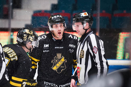 s Conny Strömberg skriker på linjedomaren