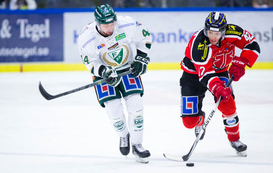 Örebros Brian Willsie i kamp om pucken med Färjestads