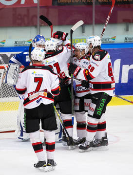 Malmö Redhawks Magnus Häggström gör mål 3-4 och jublar