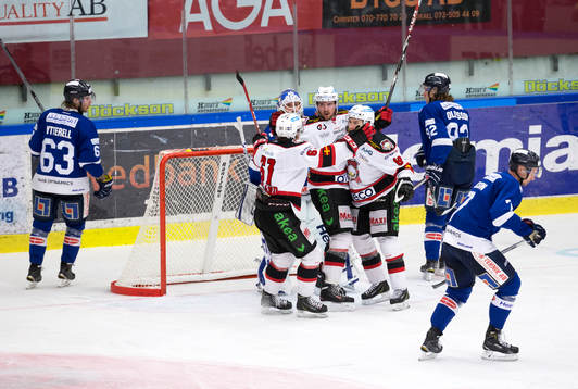 Malmö Redhawks Magnus Häggström gör mål 3-4 och jublar