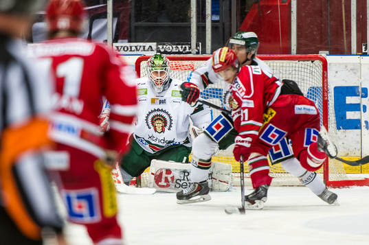 Frölundas målvakt Lars Johansson täcker skott från