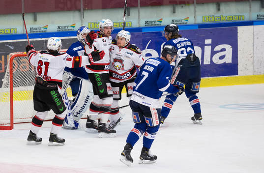 Malmö Redhawks Magnus Häggström gör mål 3-4 och jublar