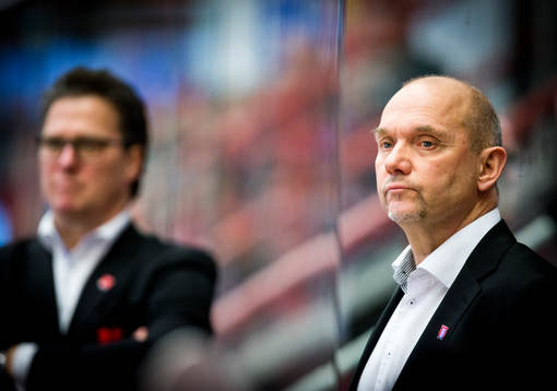 Örebros tränare Kent Johansson och i bakgrunden