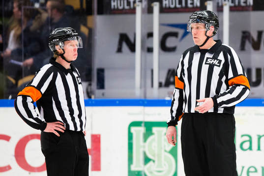 Domaren Pehr Claesson och domaren Morgan Johansson