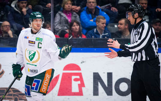 Färjestads Ole-Kristian Tollefsen kastar pucken till