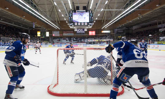 Karlskogas spelare runt målvakt Joel Gistedts kasse