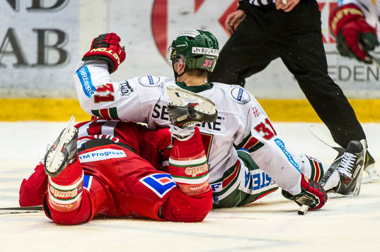 Modos Simon Önerud trycks ned av Frölundas Nicklas Lasu