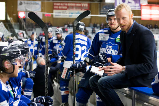 Karlskogas assisterande tränare Tobias Thermell coachar