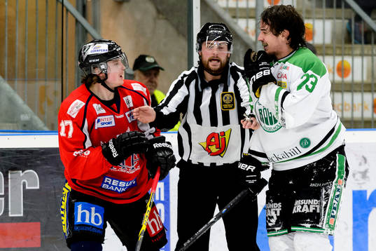 Asplövens Johan Porsberger bråkar med Rögles Daniel