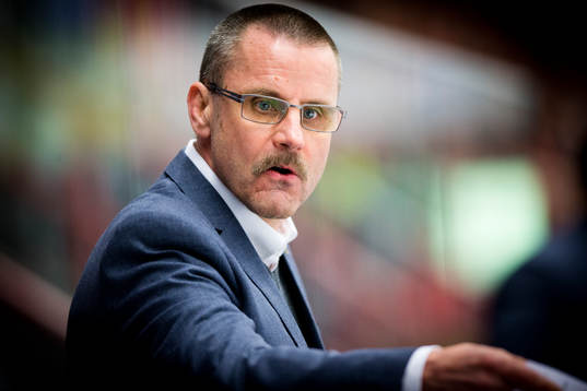 Färjestads tränare Tommy Samuelsson är arg