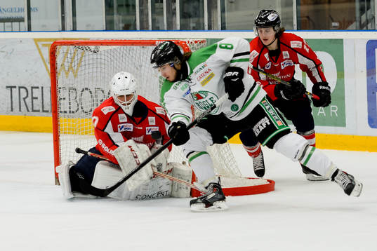 Rögles Sebastian Stålberg bryter in framför Asplövens