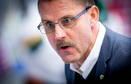 Färjestads tränare Tommy Samuelsson är arg