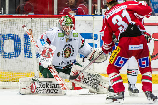 Modos Gustav Possler mot Frölundas målvakt Lars Johansson