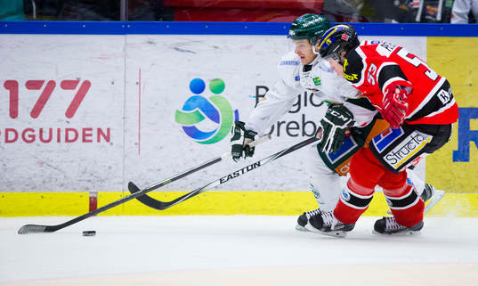 Örebros Bobbo Petersson i kamp om pucken med