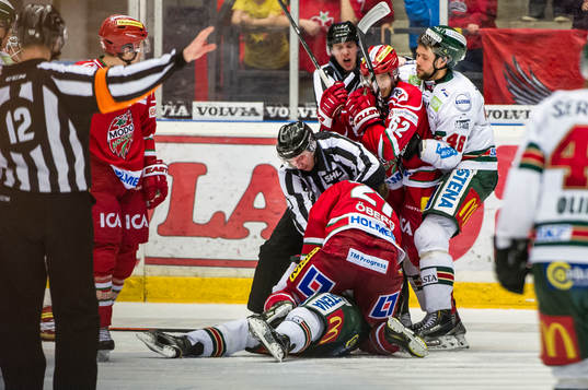 Modos Peter Öberg och Janos Hari hamnar i bråk med