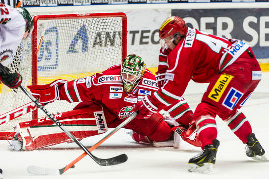 Modos målvakt Linus Ullmark och Oscar Hedman