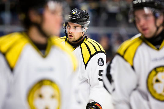 Brynäs Lukas Kilström (i) ser deppig ut