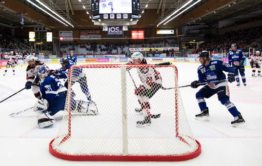Malmö Redhawks Eric Himelfarb provar på skott på