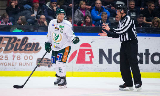 Färjestads Ole-Kristian Tollefsen kastar pucken till