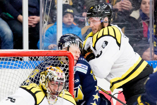 s Jesper Williamsson tacklas in i målburen av Brynäs