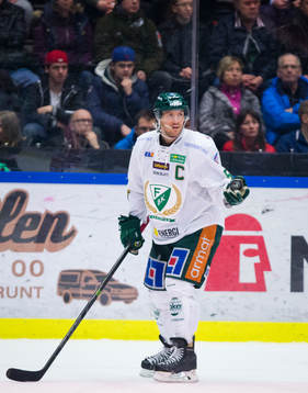 Färjestads Ole-Kristian Tollefsen kastar pucken till