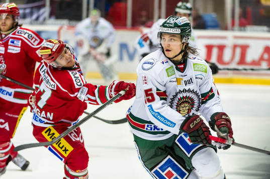 Frölundas Anton Karlsson och Modos Kyle Flanagan