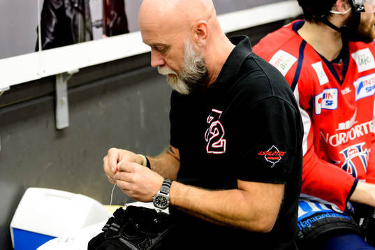 Asplövens materialförvaltare Christian Persson lager en