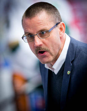 Färjestads tränare Tommy Samuelsson är arg