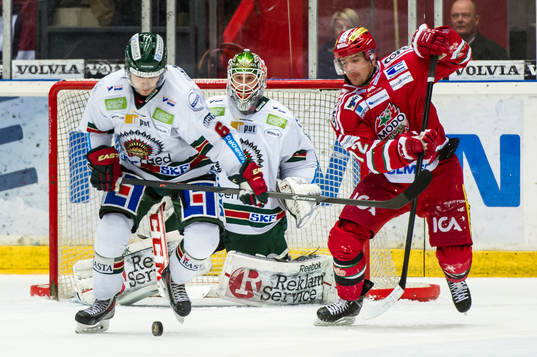Frölundas målvakt Lars Johansson och Mikael Wikstrand mot