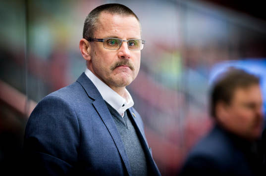 Färjestads tränare Tommy Samuelsson är arg