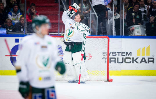 Färjestads målvakt Fredrik Pettersson Wentzel sprutar