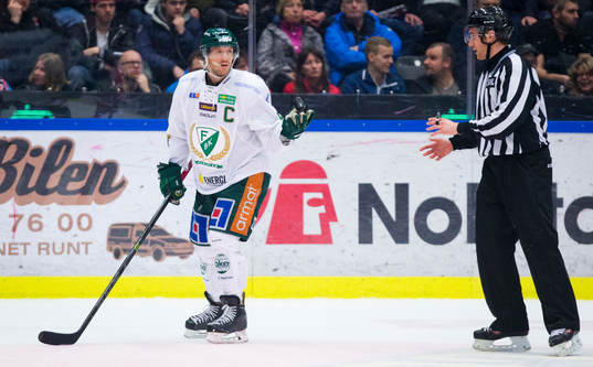 Färjestads Ole-Kristian Tollefsen kastar pucken till