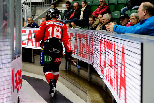 Asplövens John Henrion lämnar båset med en trasig skidsko