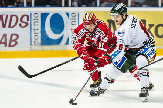 Modos Marcel Hossa kämpar mot Frölundas Mikael Wikstrand